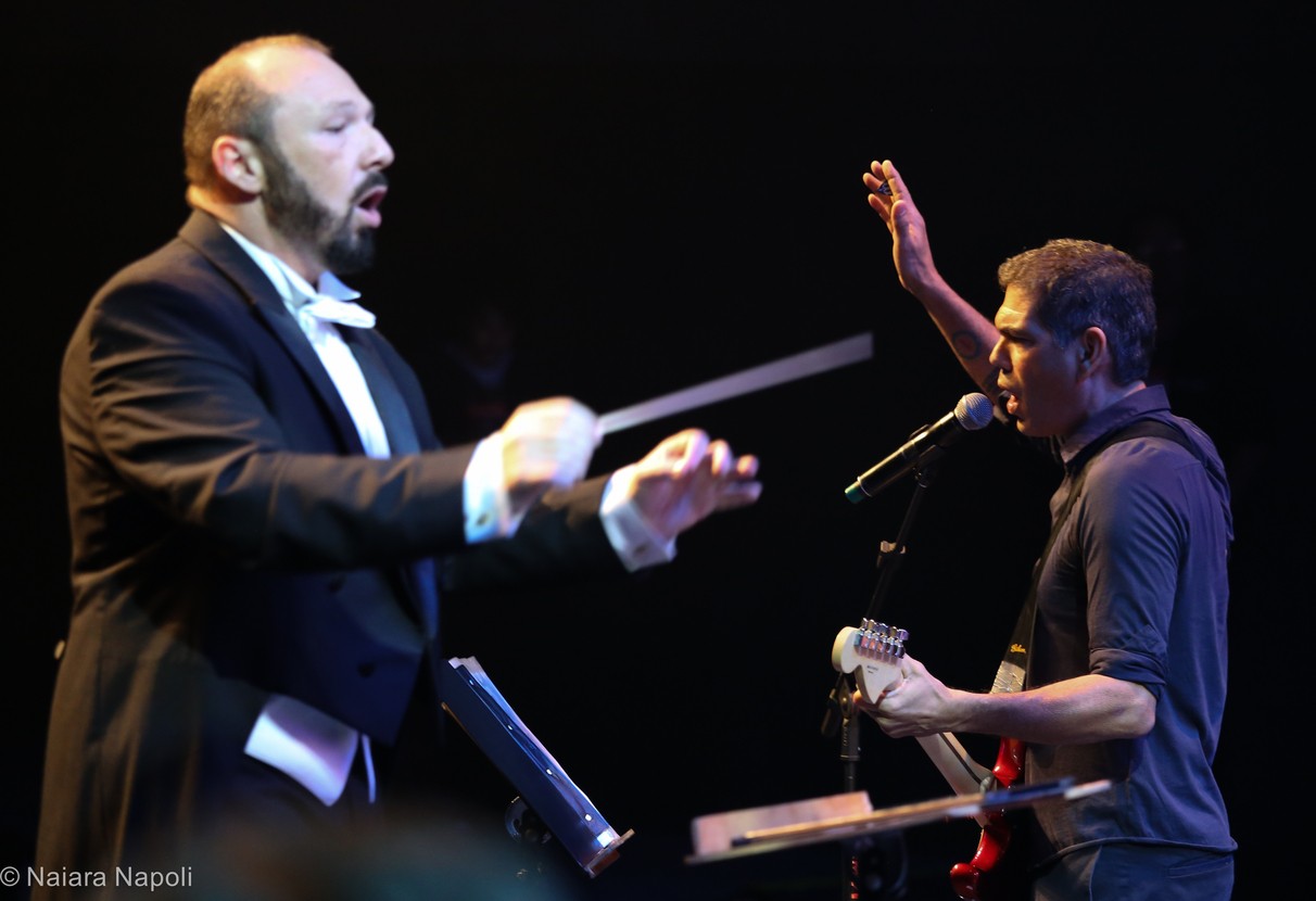 O maestro Leonardo Cunha e o guitarrista Dado Villa-Lobos durante concerto