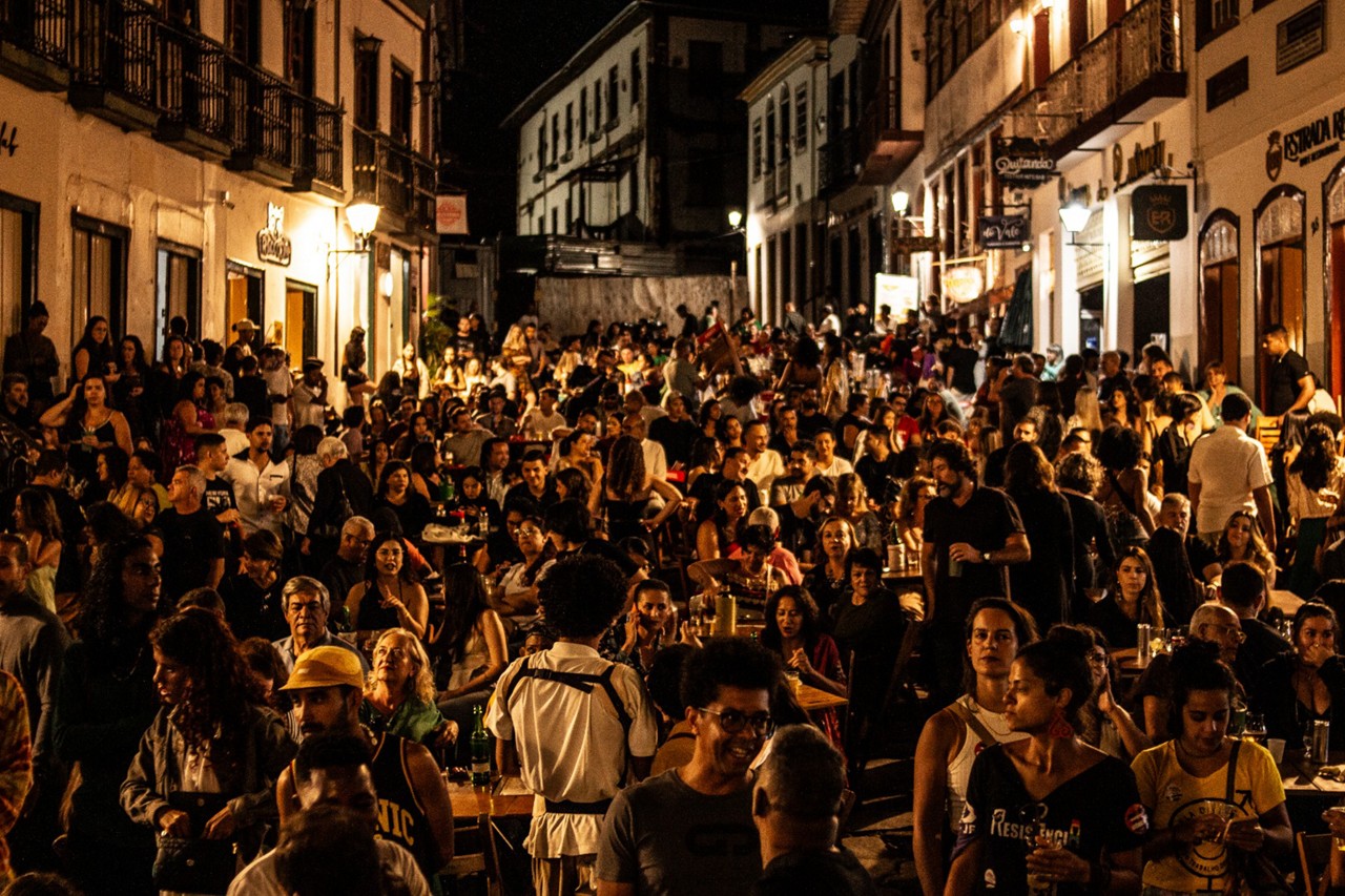 Público acompanha estreia do filme 'Diamantina Musical' durante sessão na cidade histórica