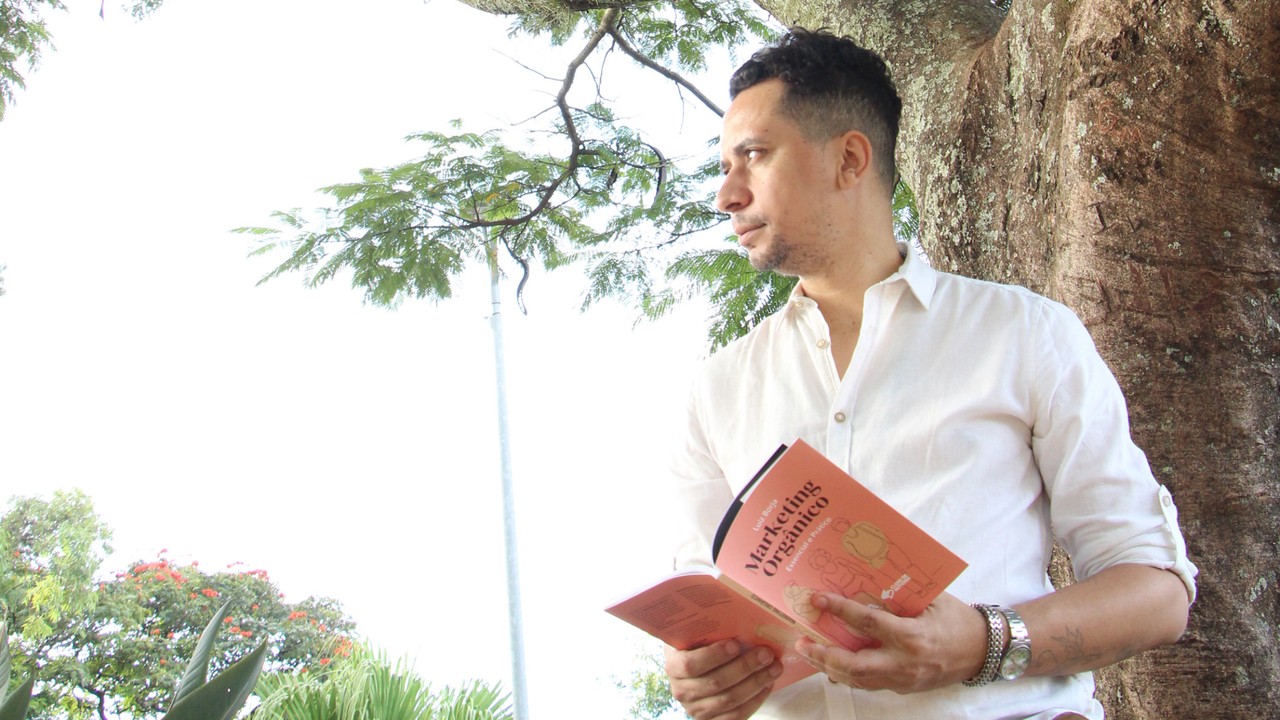 Designer, publicitário, editor e escritor, Luiz Borja estará na Bienal Mineira do Livro lançando livro e fazendo palestra neste sábado (10)