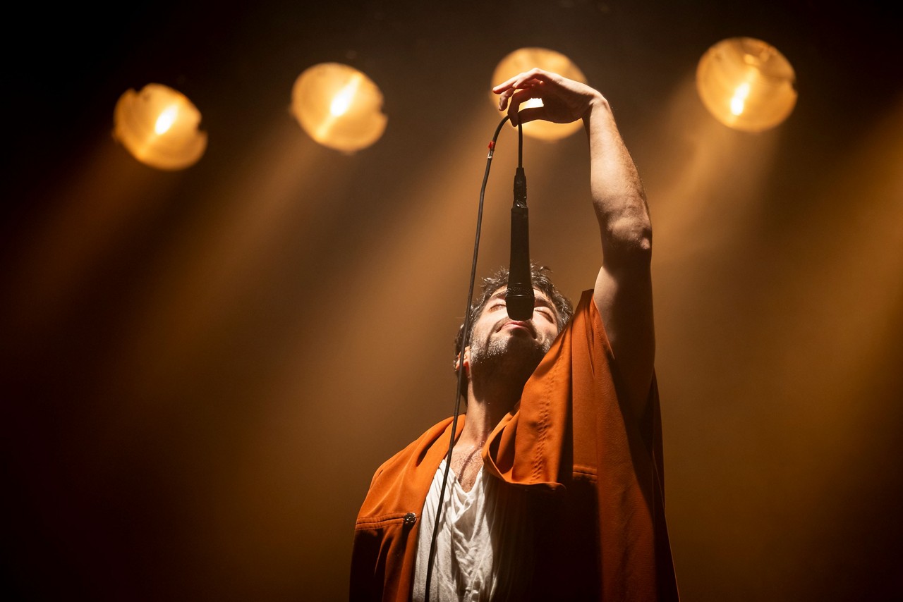 O ato e cantor Dude São Thiago mescla música e poesia no espetáculo 'O Sexo do Vento', que será encenado em BH