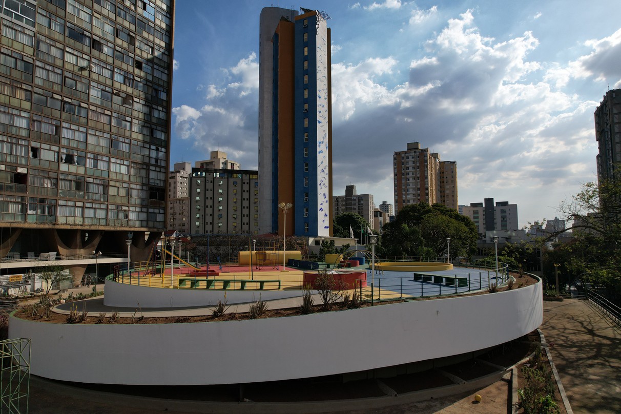 CURA leva pintura e visitação ao Edifício JK, gigante de Niemeyer