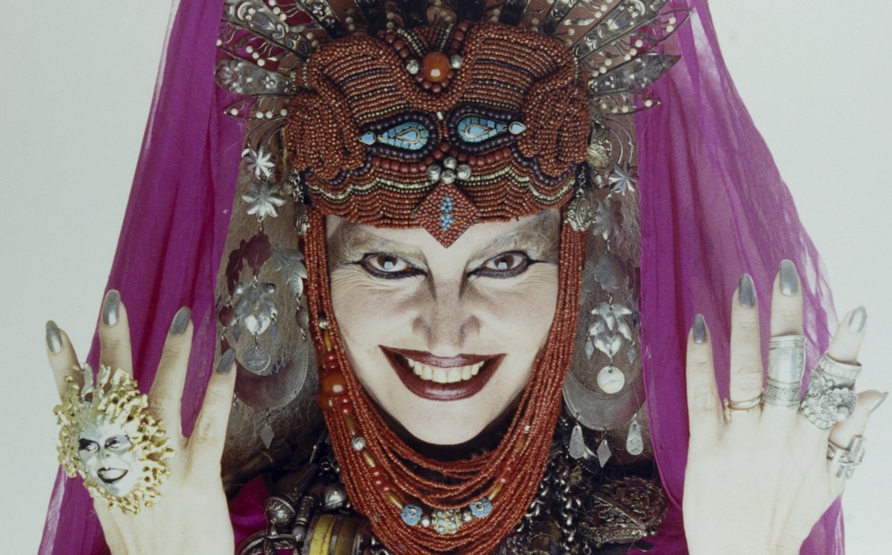 Em “Elke Maravilha: Além das perucas, saltos e batons”, Ton Garcia parte de depoimentos da artista para revelar personalidade aberta à diversidade
