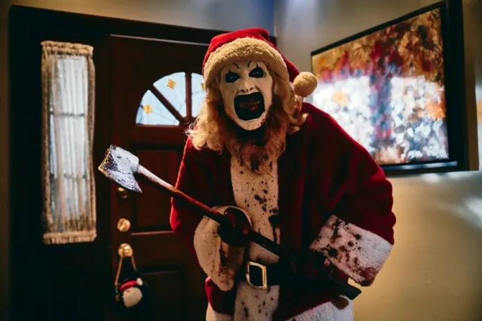 Terrifier 3 se passa cinco anos depois dos eventos do primeiro filme, com Sienna tentando reconstruir sua vida após o ataque de Art, o Palhaço