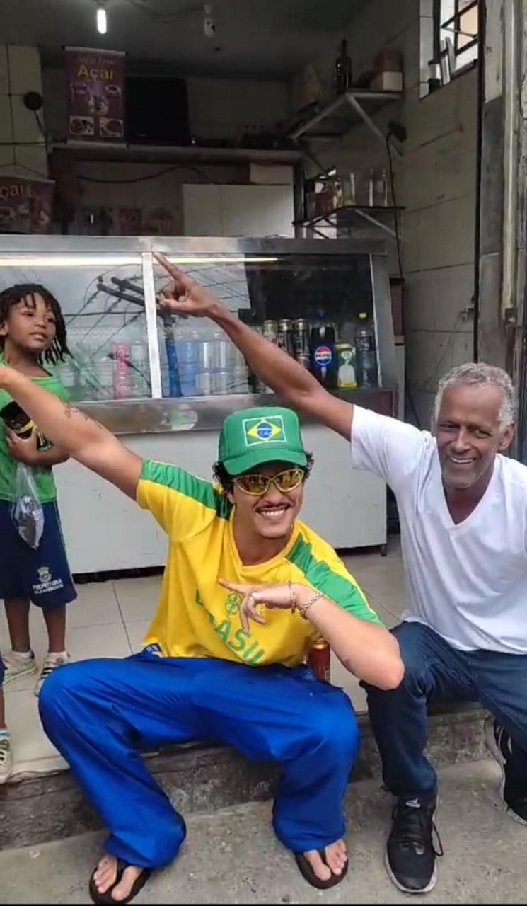 Bruno Mars em passeio pelo bairro Cachoeirinha, em BH