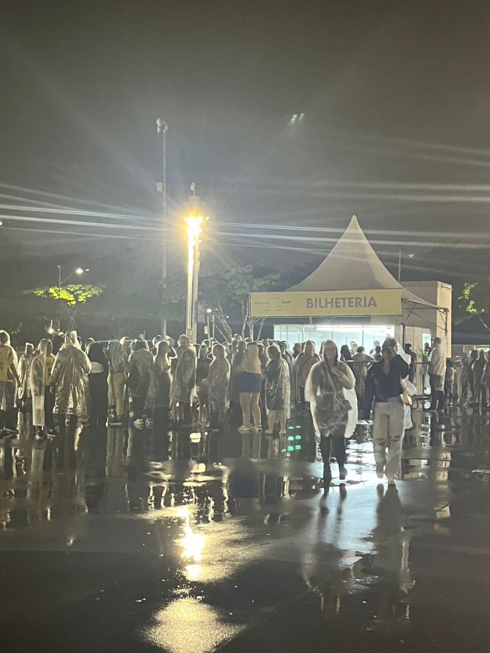 Fãs sem documentação para comprovar meia-entrada são barrados em show de Bruno Mars