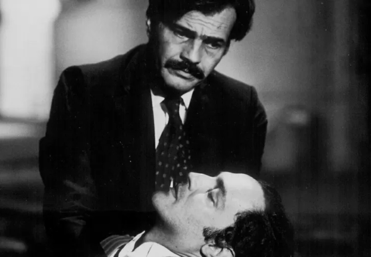Tarcísio Meira e Ney Latorraca em cena no filme 'O Beijo no Asfalto' (1981)