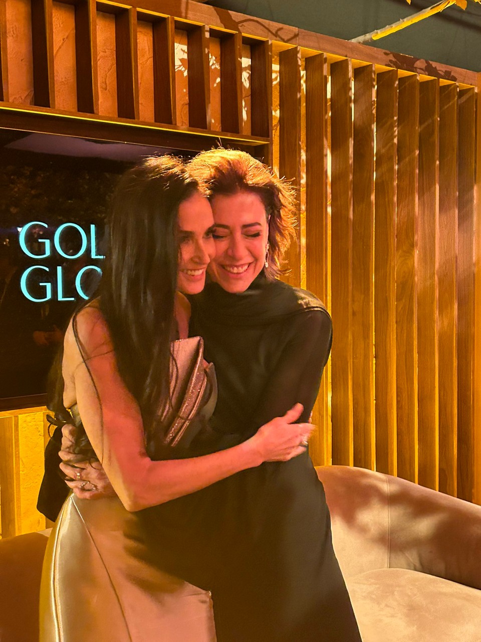 Demi Moore e Fernanda Torres no Globo de Ouro
