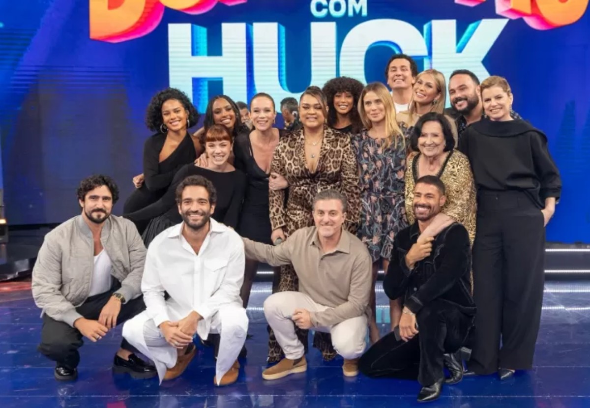 Elencos de 'Mania de Você' e 'Vale Tudo' se encontram com Huck e Preta Gil no Domigão