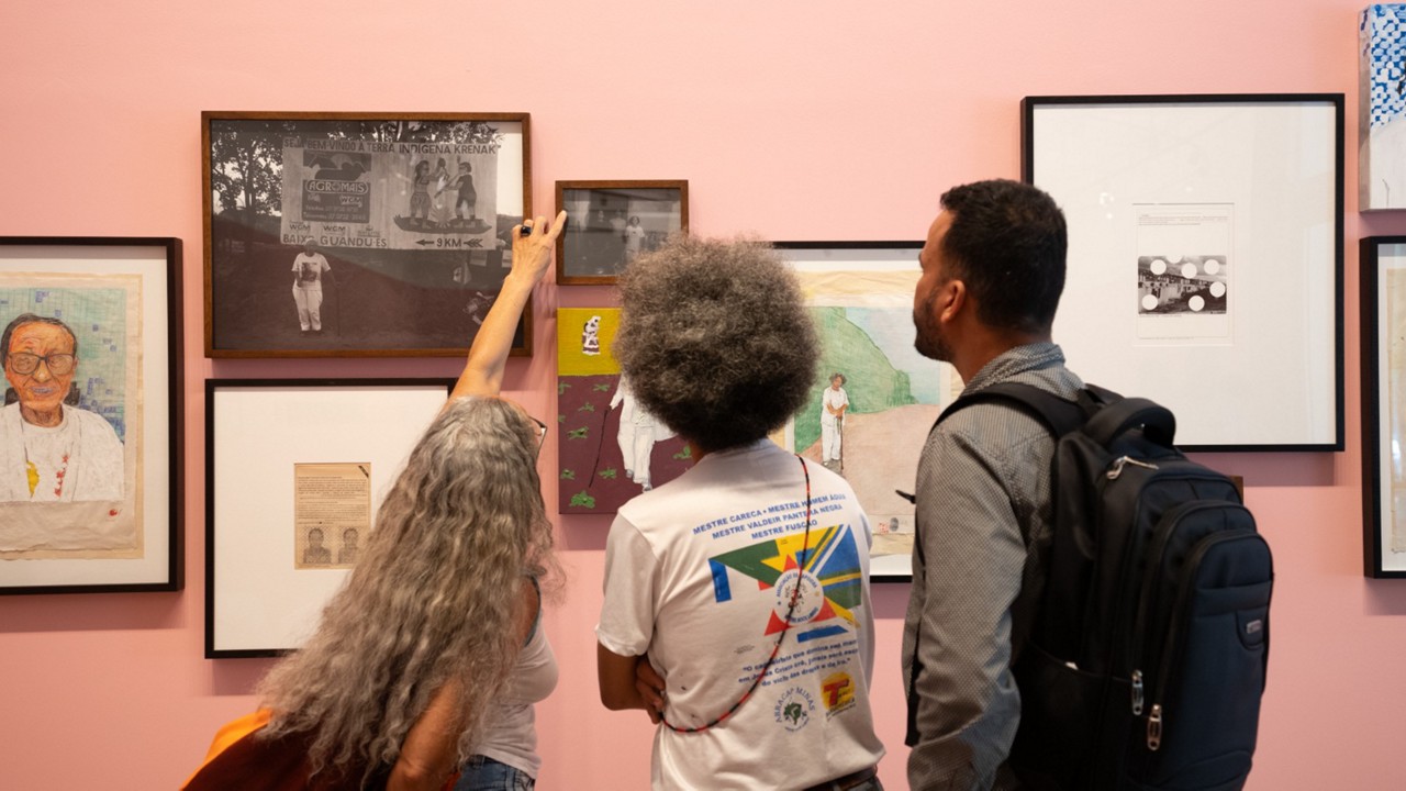 Paulo Nazareth durante a montagem da exposição 'Esconjuro' no Inhotim