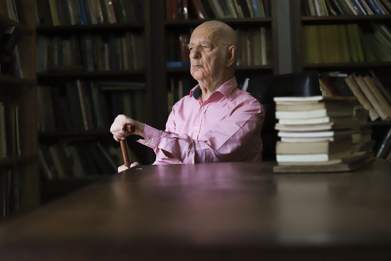O escritor, na biblioteca de sua casa: Machado idealizou o encontro de dois mendigos que moram em cemitérios de cidades distintas