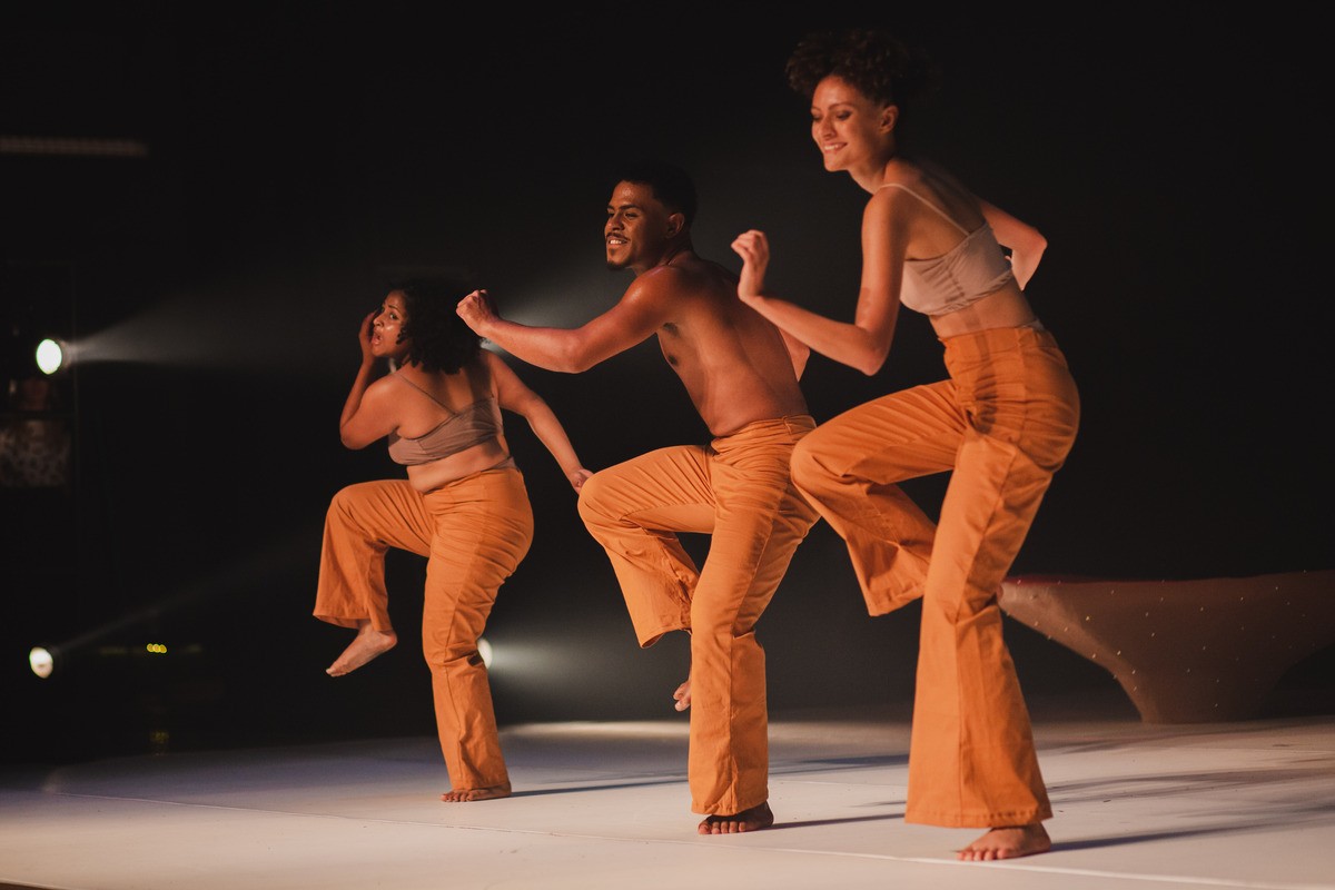 Espetáculo Barravento, do grupo CorPol!tico, propõe releituras coreográficas com sonoridades das culturas afro-brasileiras ao funk contemporâneo