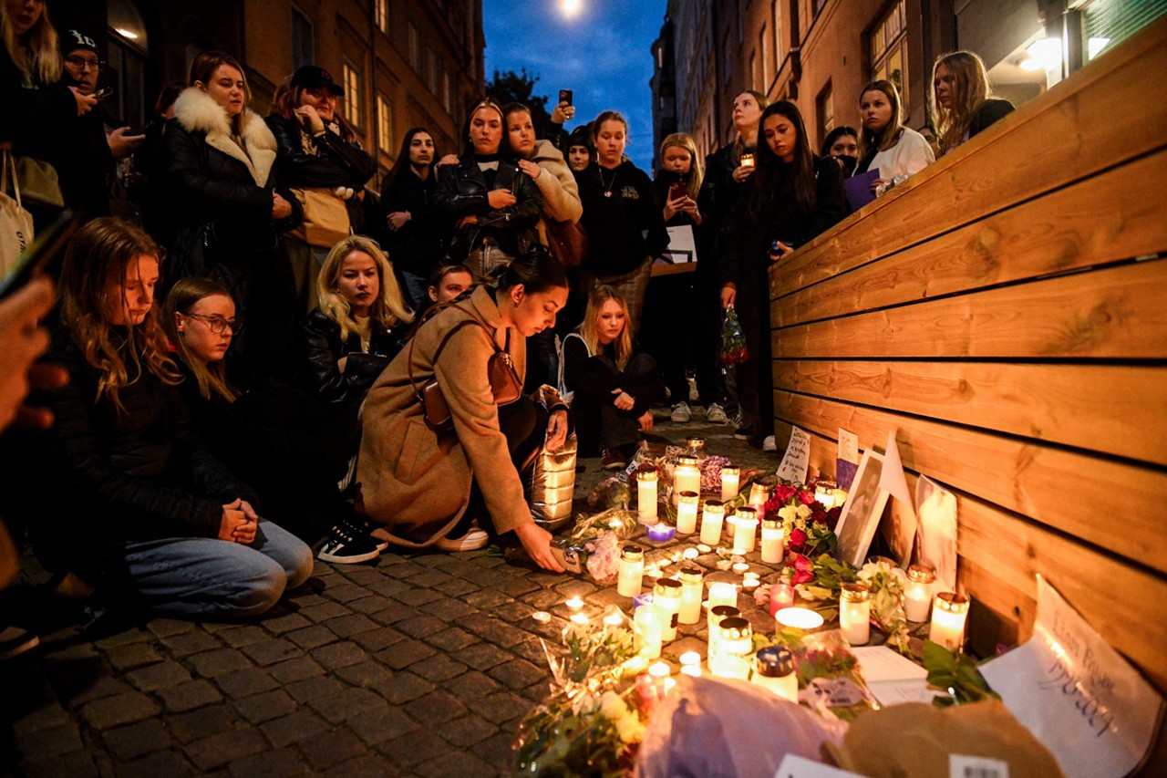 Fãs fazem vigília em homenagem a Liam Payne, ex-membro do One Direction, em frente ao estúdio onde a banda gravou seus primeiros álbuns, em Estocolmo, na Suécia