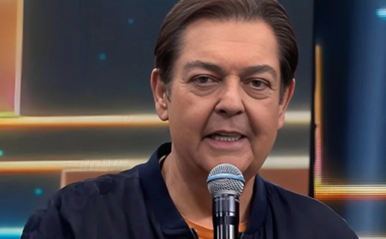 O apresentador Fausto Silva foi laureado com o prêmio especial da crítica