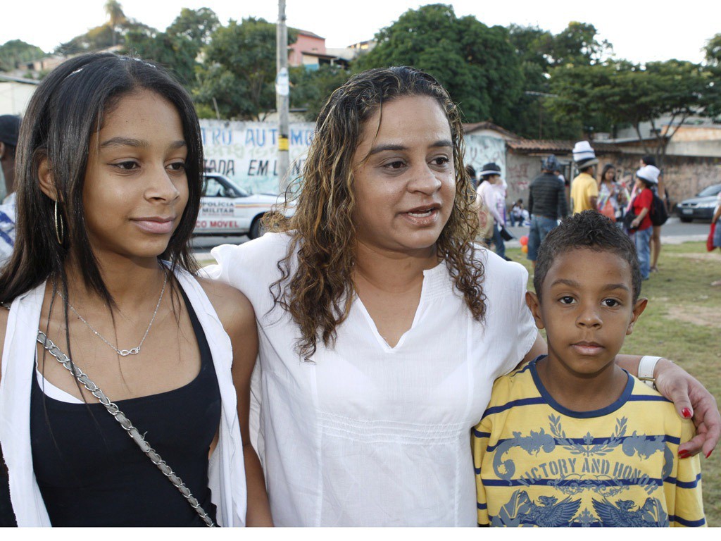 Fernanda Cristina de Paula foi conferir o show do Latino na companhia de seus dois filhos, em Venda Nova