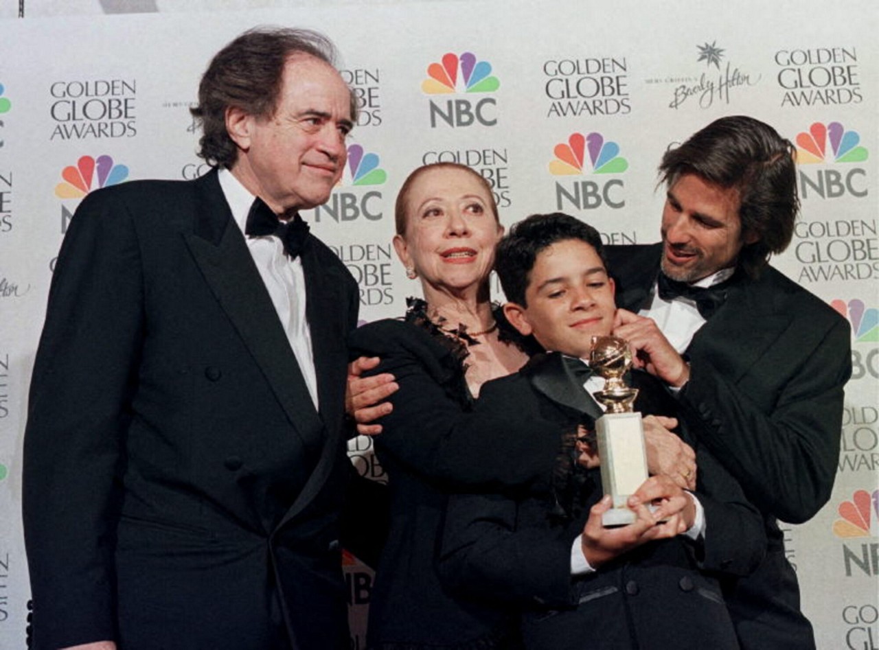 O elenco, o diretor e o produtor do filme brasileiro "Central do Brasil" no Globo de Ouro de 1999