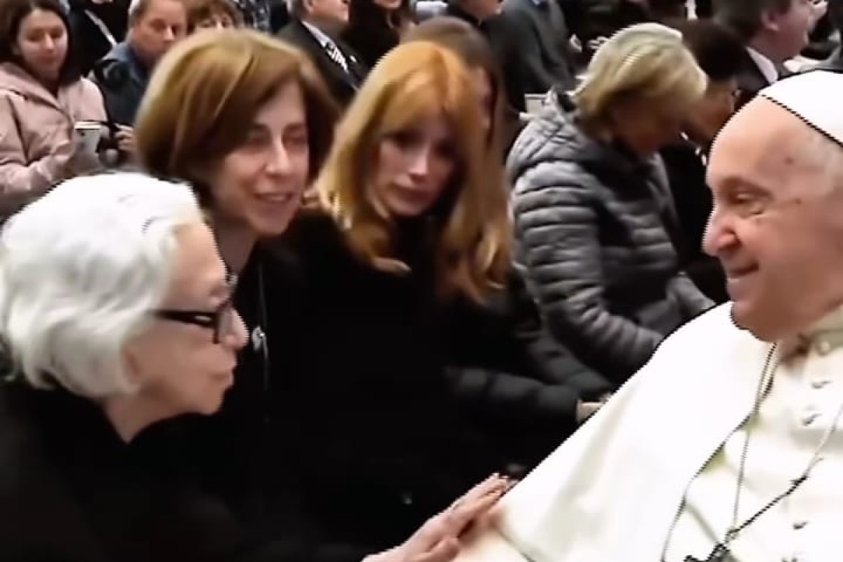 A atriz Fernanda Torres e a mãe, Fernanda Montenegro, assistiram à Missa do Galo em 2023, a penúltima celebrada pelo Papa Francisco