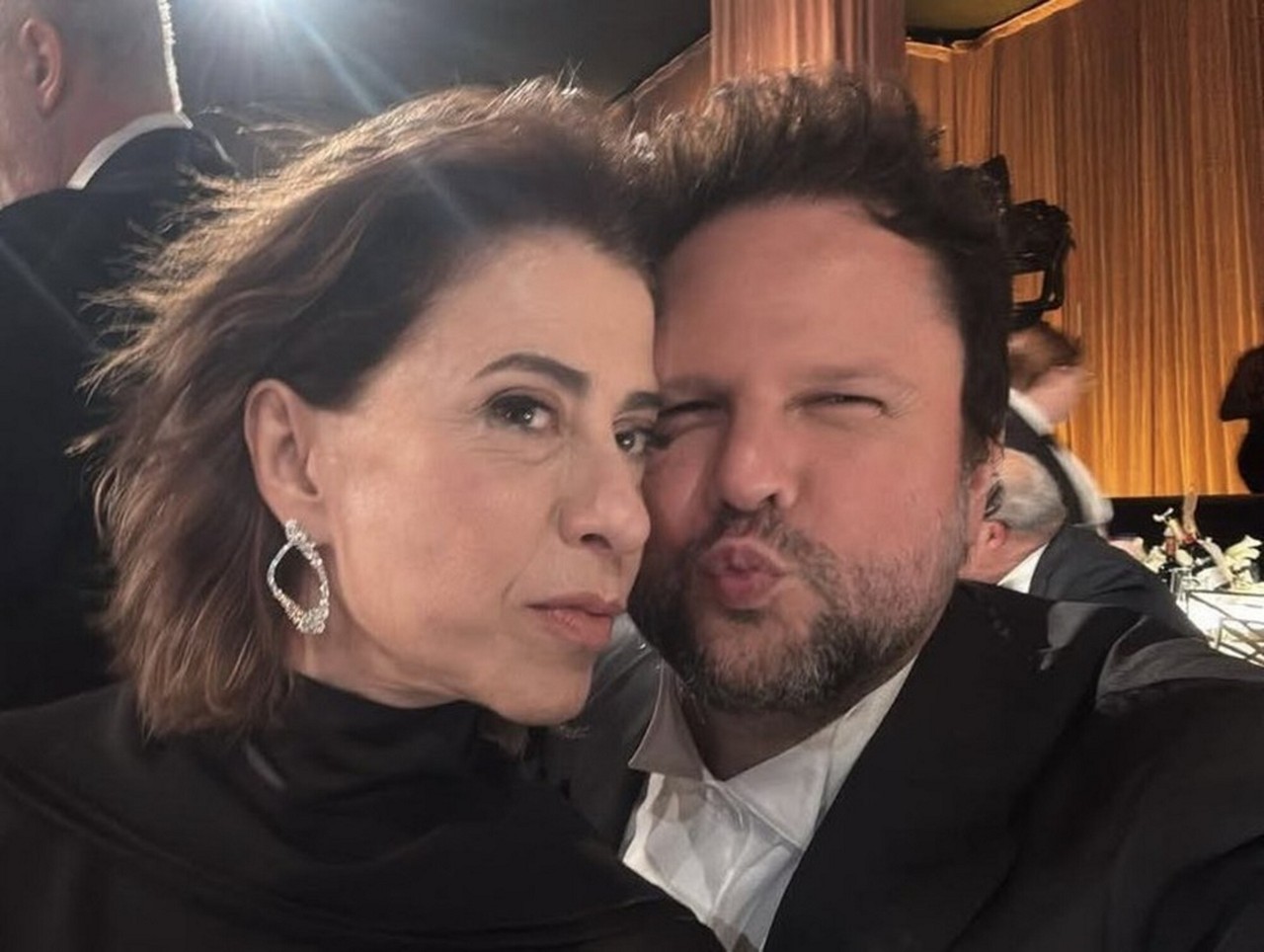 Fernanda Torres e Selton Mello, que atuam juntos no filme "Ainda Estou Aqui", na cerimônia do Globo de Ouro