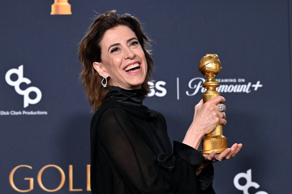 Fernanda Torres com a estatueta do Globo de Ouro