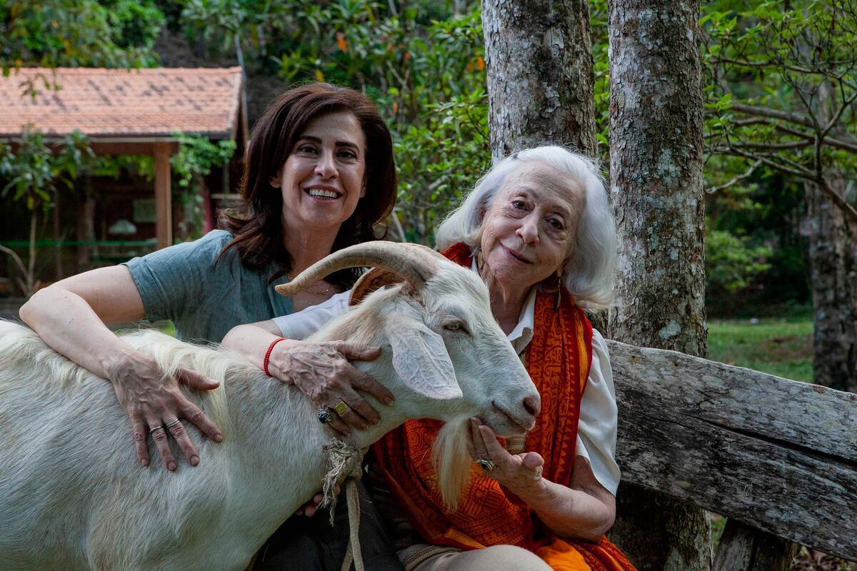 Fernanda Montenegro e Fernanda Torres com o bode