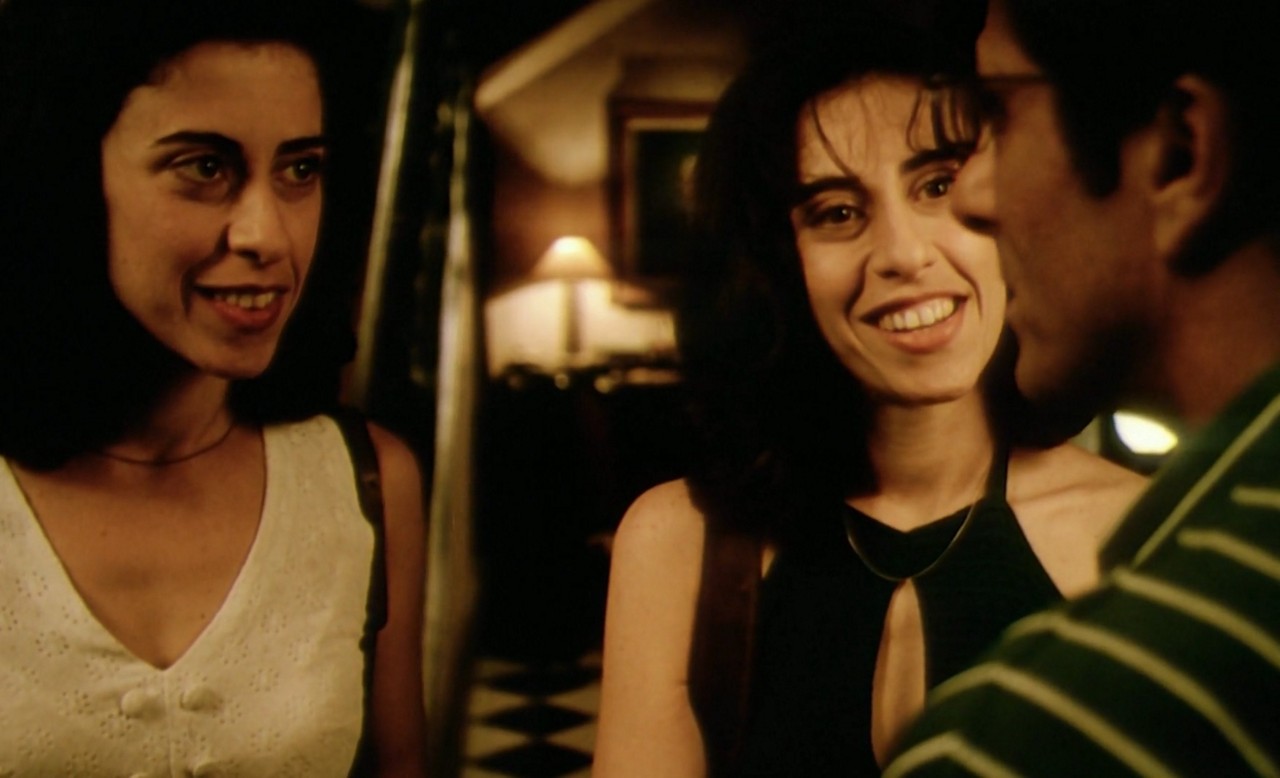 Fernanda Torres como as gêmeas idênticas Iara e Mara