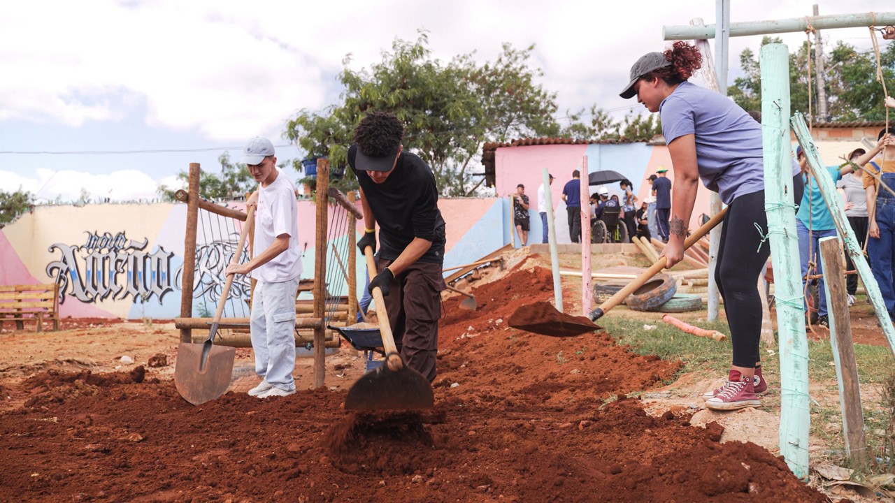 Voluntários em mutirão em área degradada no entorno do Ribeirão da Onça durante a 1ª edição do Festival da Onça, em 2024