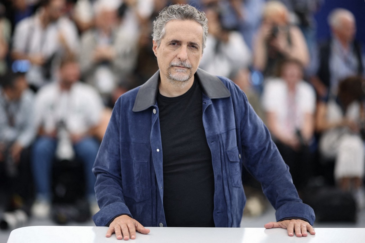 O diretor brasileiro Kleber Mendonça Filho posa durante uma sessão de fotos para o filme "O Agente Secreto" na 78ª edição do Festival de Cinema de Cannes