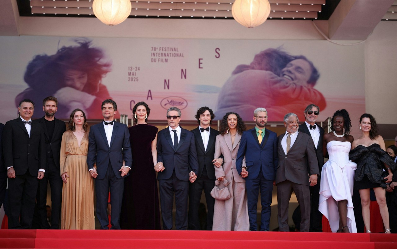 O elenco de O Agente Secreto no tapete vermelho do Festival de Cannes (foto Valery HACHE /AFP)