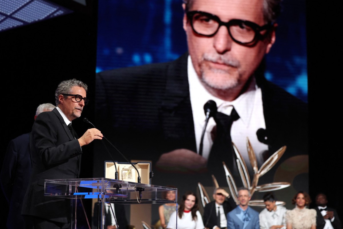 Kleber Mendonça Filho recebe prêmio em Cannes por "O Agente Secreto" (foto Valery HACHE  AFP)