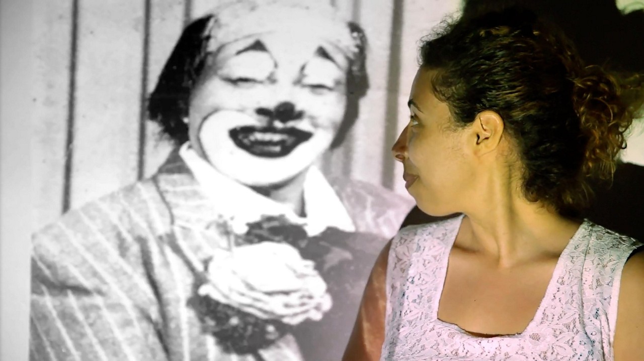 A trajetória de Maria Eliza Alves dos Reis, a primeira mulher negra palhaça do Brasil
