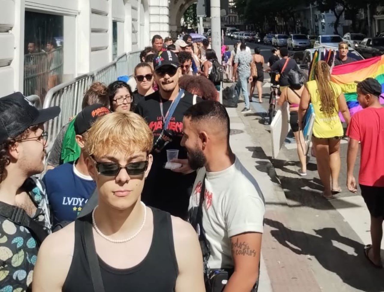 Fãs de Lady Gaga enfrentam longas filas nos pontos de acesso à área do show; revista é obrigatória