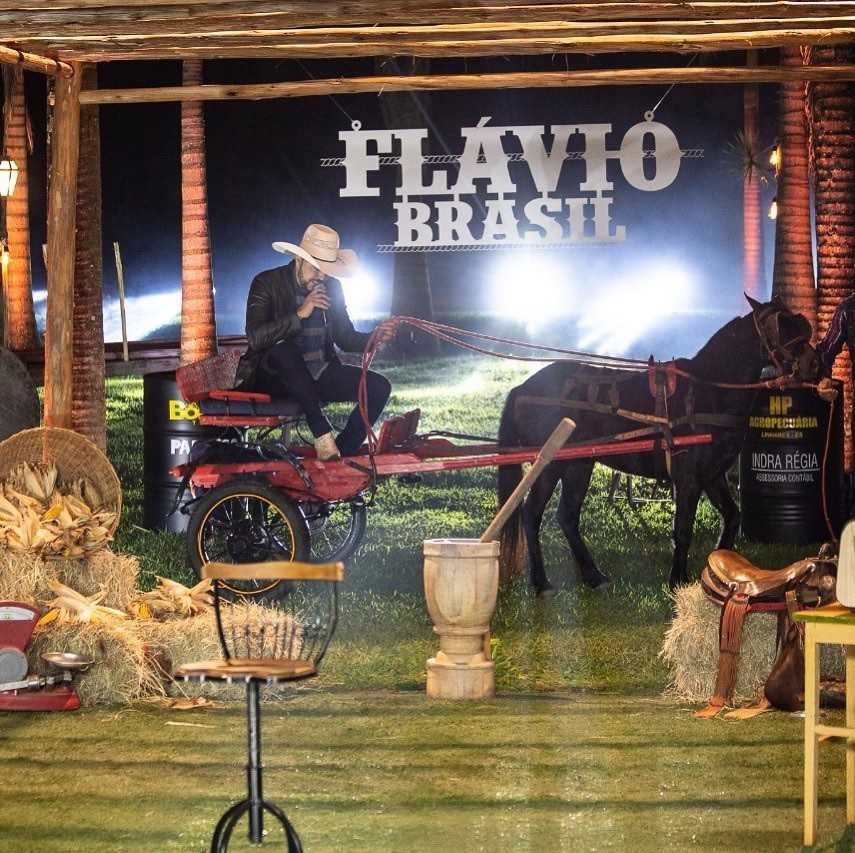 Flávio Brasil chegou de charrete para live, mas foi rebocado pelo cavalo e não terminou a primeira música