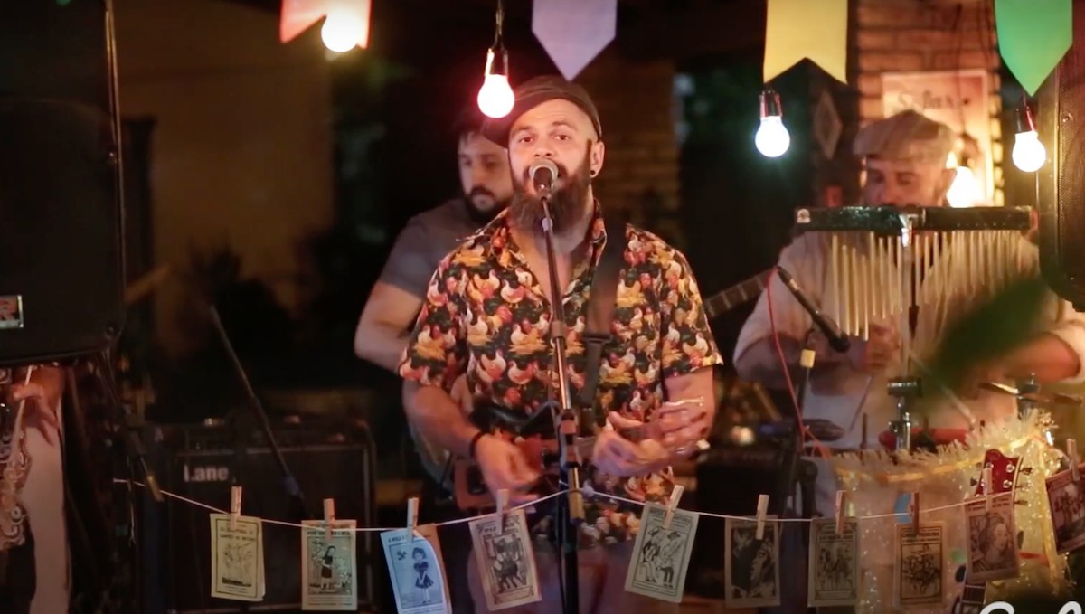 Vocalista da banda baiana Forró da Gota, Thiago Kalu