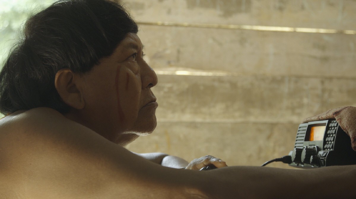 O líder yanomami Davi Kopenawa em cena do filme 'A Queda do Céu'