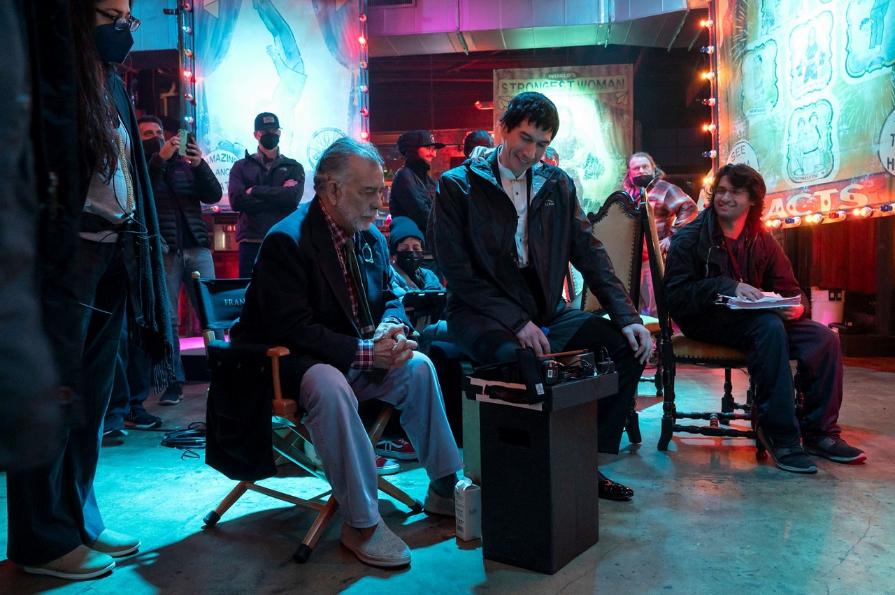 Coppola (a esquerda), ao lado de Adam Driver, durante filmagens de "Megalópolis"