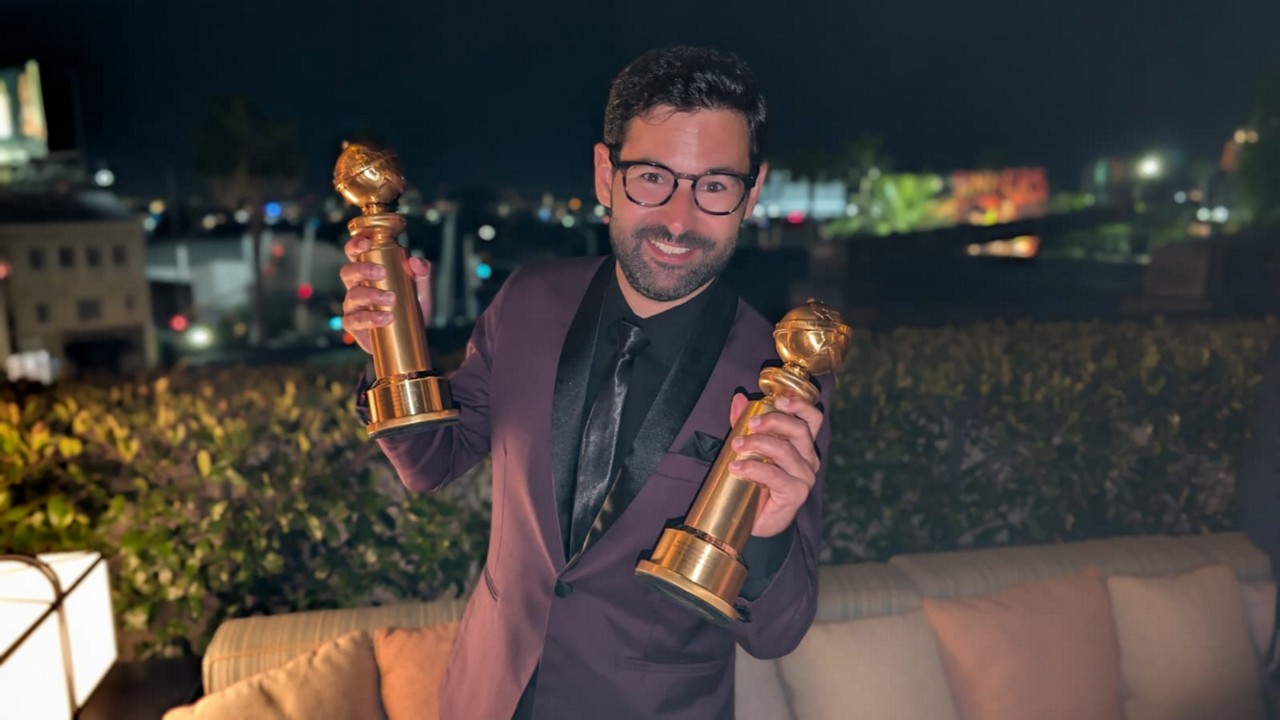 Fred Burle com os dois Globos de Ouro nas mãos, logo depois da premiação