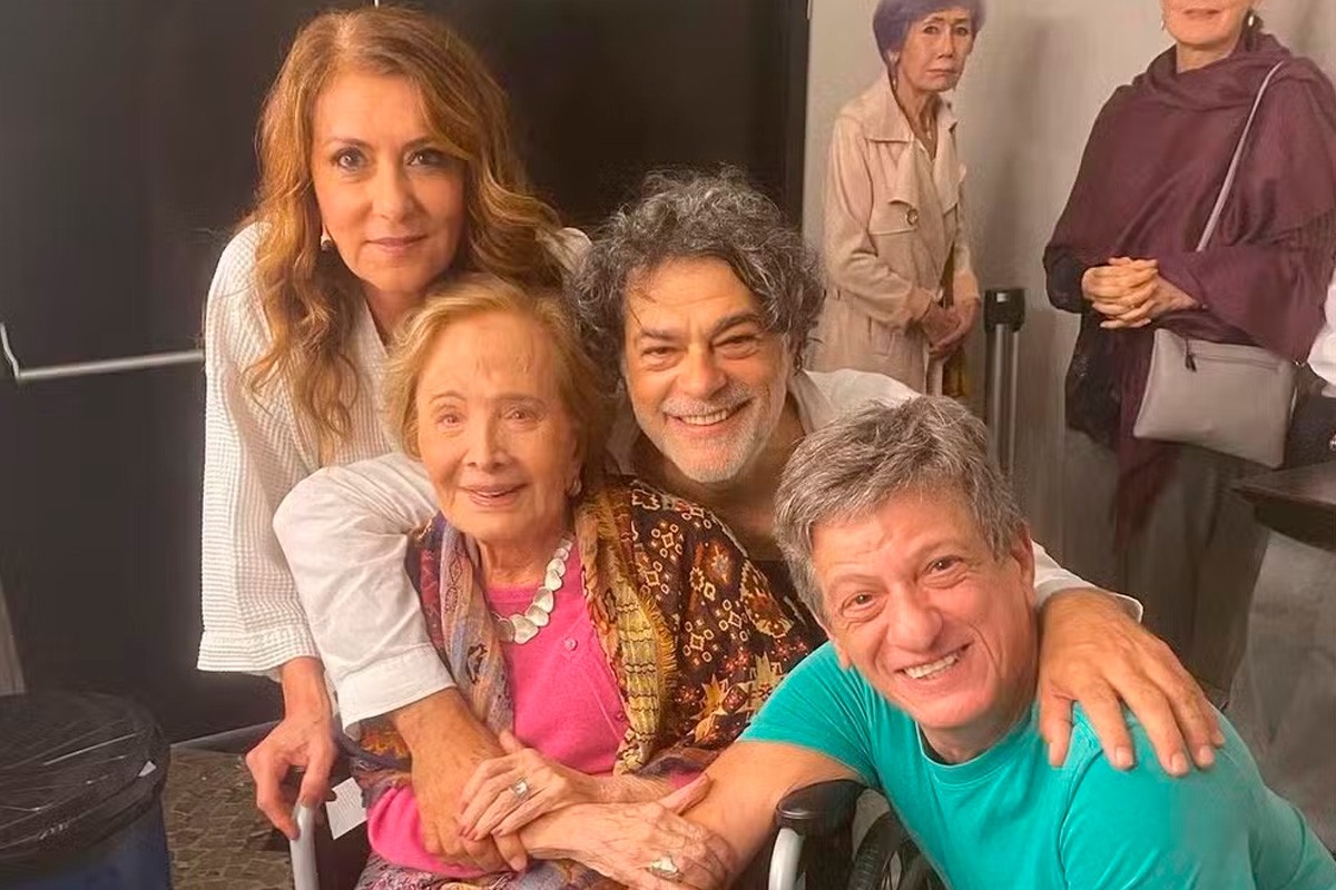 Gloria Menezes vai ao teatro no Rio de cadeira de rodas e posa com atores 