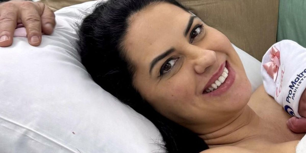Zezé Di Camargo e Graciele Lacerda mostram o rosto da filha pela primeira vez
