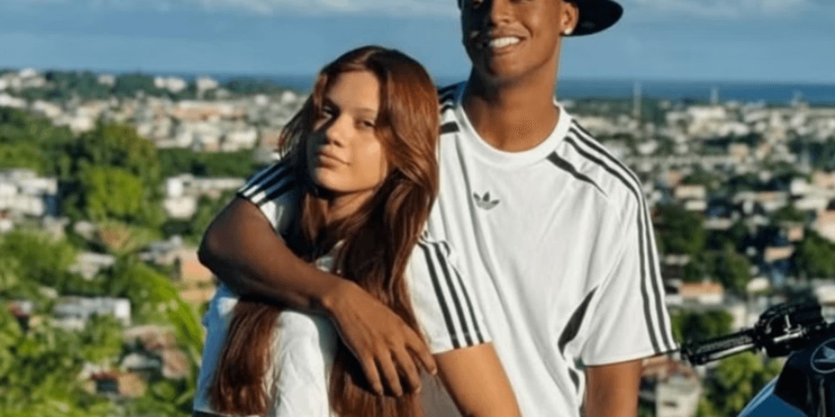 Influenciadora anuncia gravidez aos 16 anos