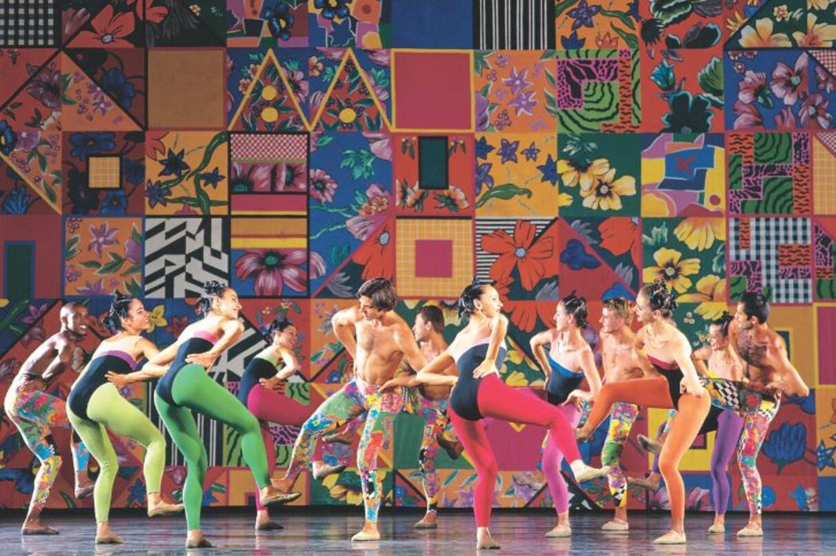 Bailarinos do Grupo Corpo interpretam a peça 21