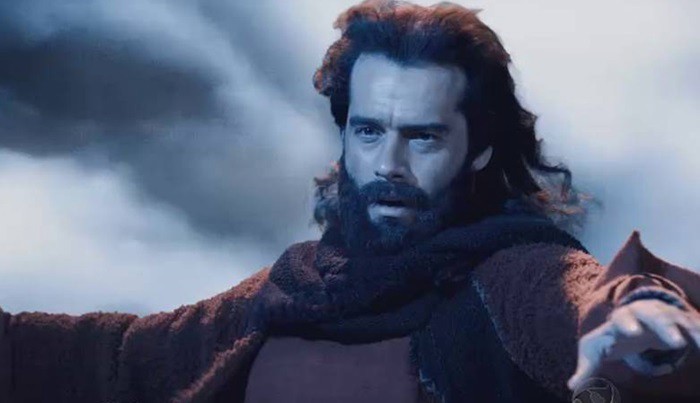 Moisés (Guilherme Winter) abre o Mar Vermelho e liberta o povo hebreu em "Os Dez Mandamentos"