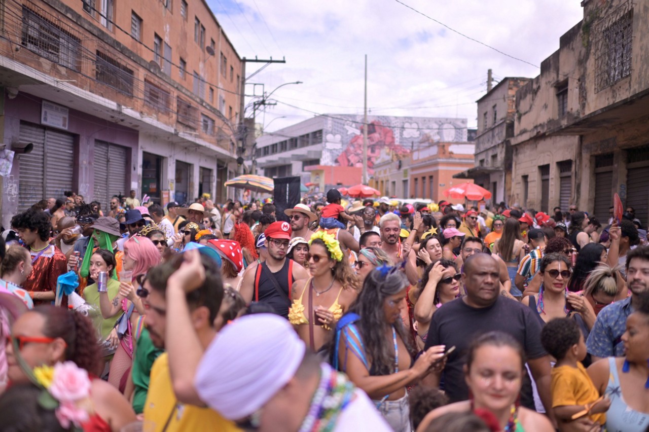 Desfile do bloco OriSamba, no bairro Lagoinha, durante o Carnaval de BH 2025