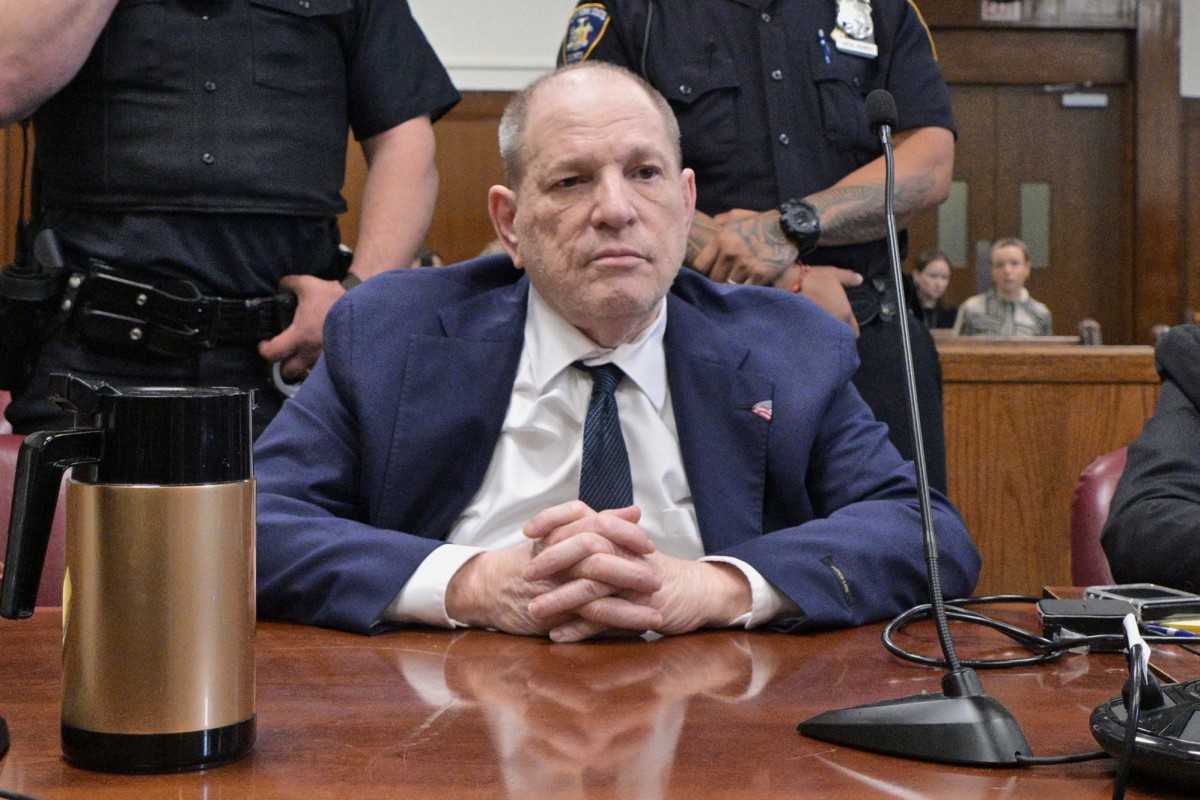 Harvey Weinstein cumpre uma pena de 16 anos de prisão imposta por um tribunal do estado da Califórnia, também por agressões sexuais
