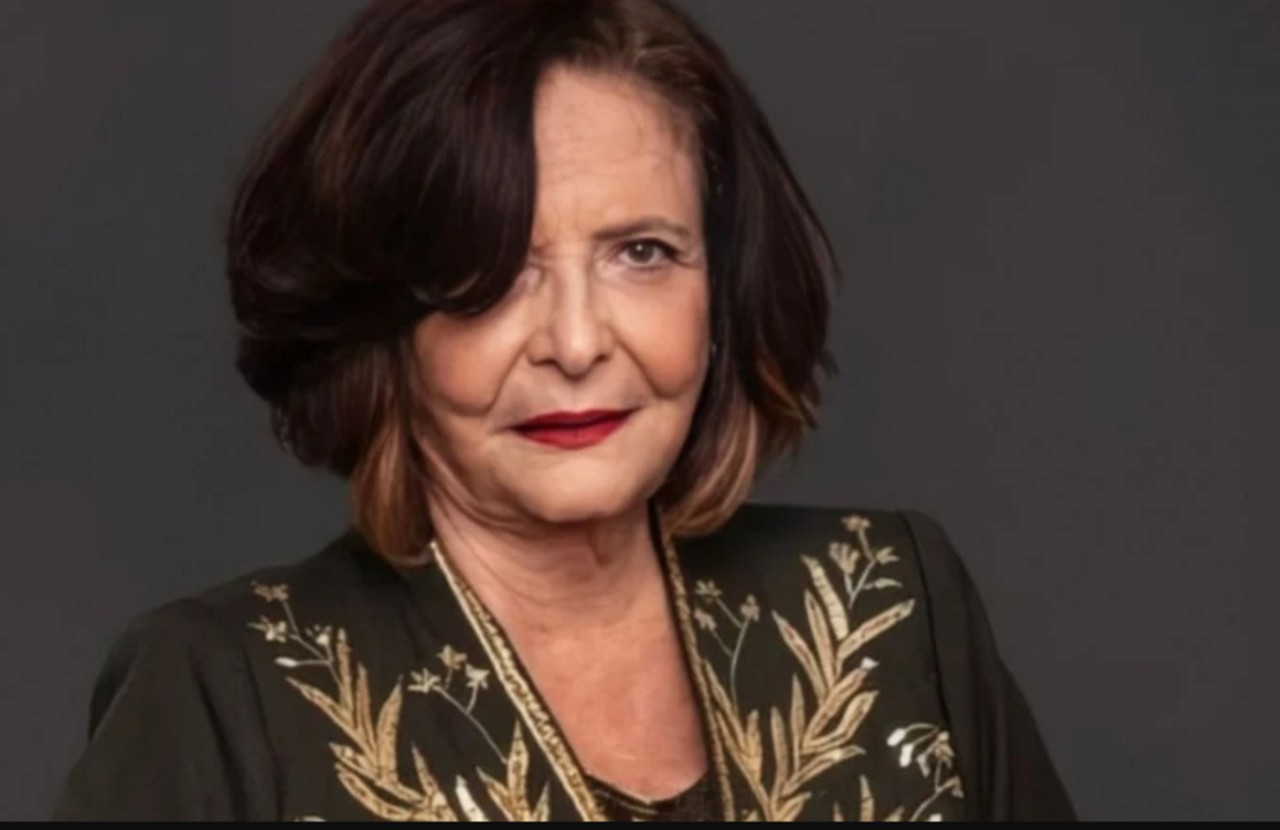 Reconhecida como uma das maiores pensadoras do feminismo brasileiro, Heloisa Buarque de Hollanda, como era chamada até então, adotou o nome de Heloisa Teixeira