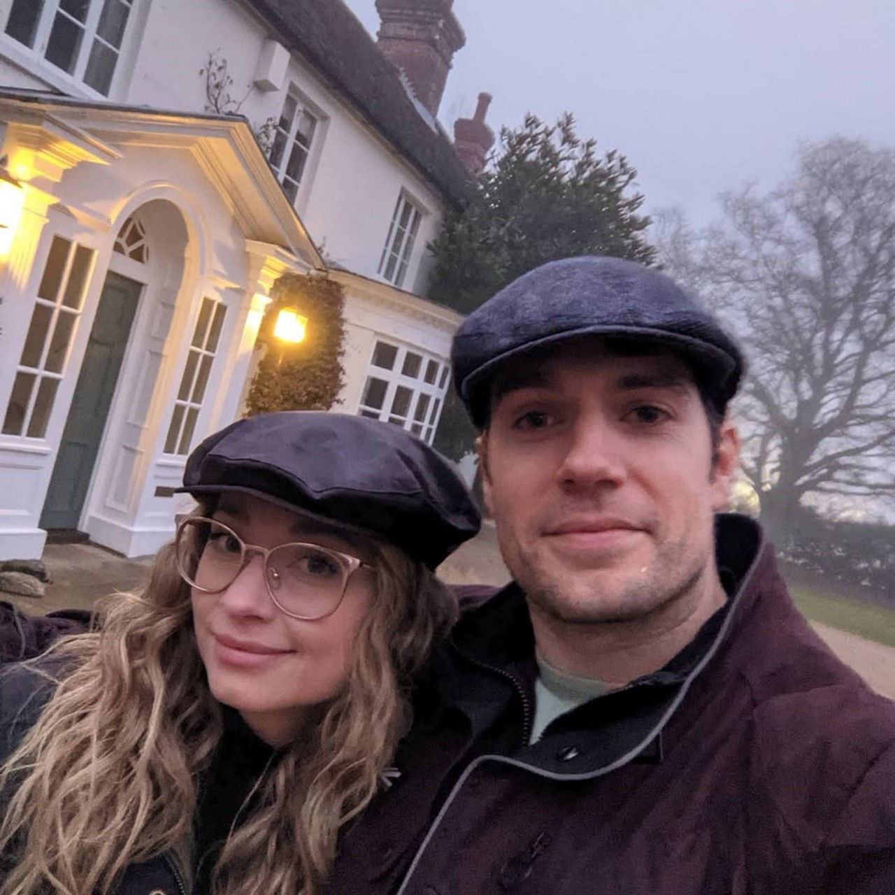 Cavill e a produtora tornaram seu relacionamento oficial no Instagram em abril de 2021