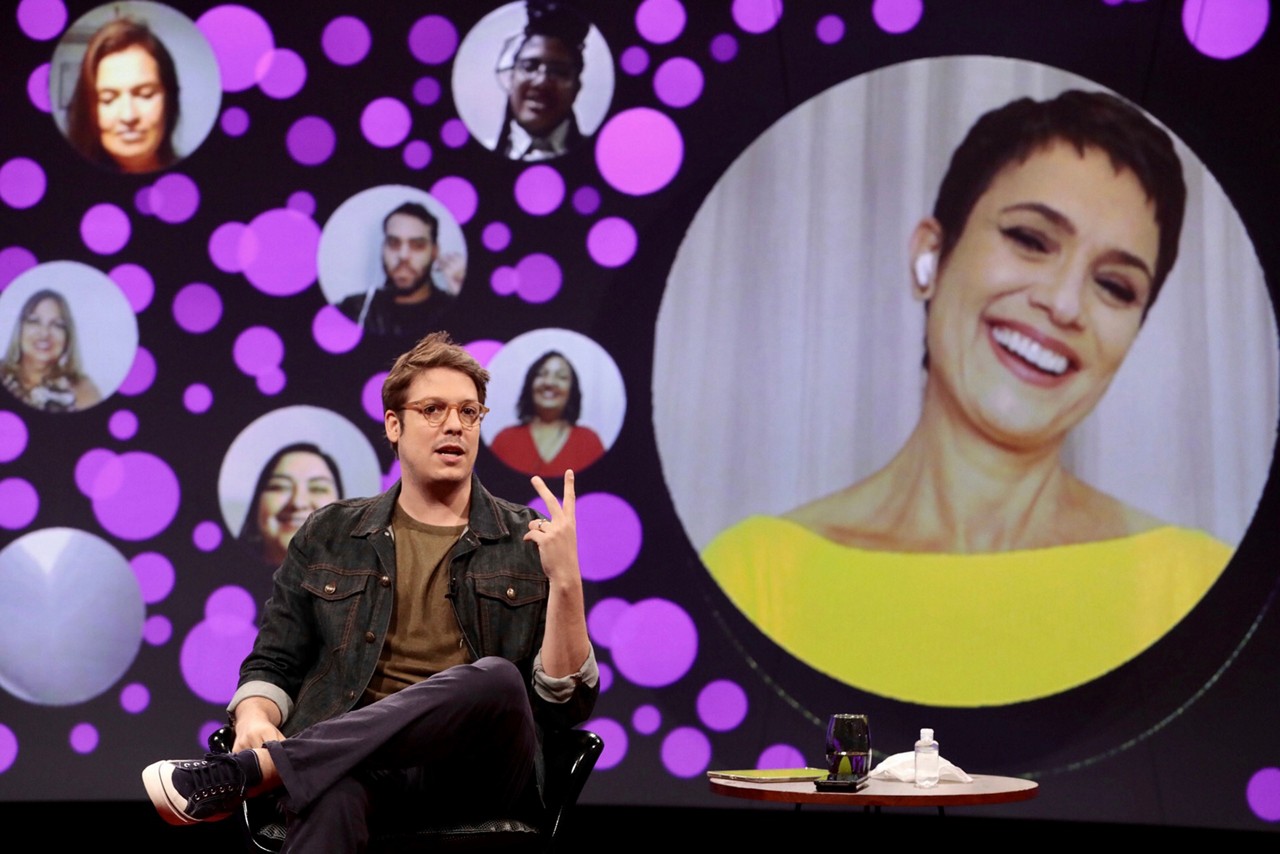 No novo "Que História É Essa, Porchat?”, o apresentador interage de forma remota com os convidados como a jornalista Sandra Annenberg