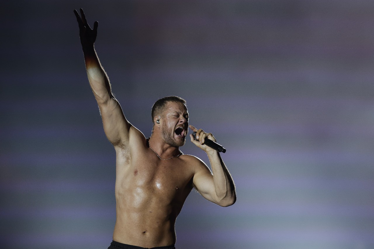 Vocalista da banda Imagine Dragons tirou a camisa durante show no Rock in Rio