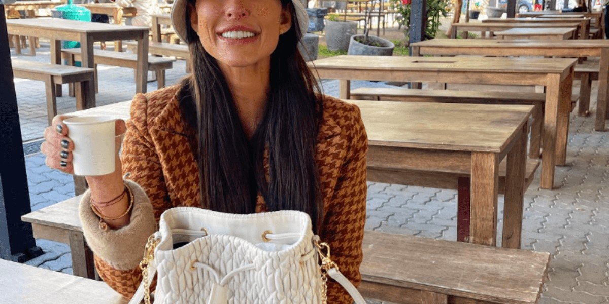 Influencer diz que foi esfaqueada ao descobrir romance do pai com babá (Foto Reprodução Redes Sociais)