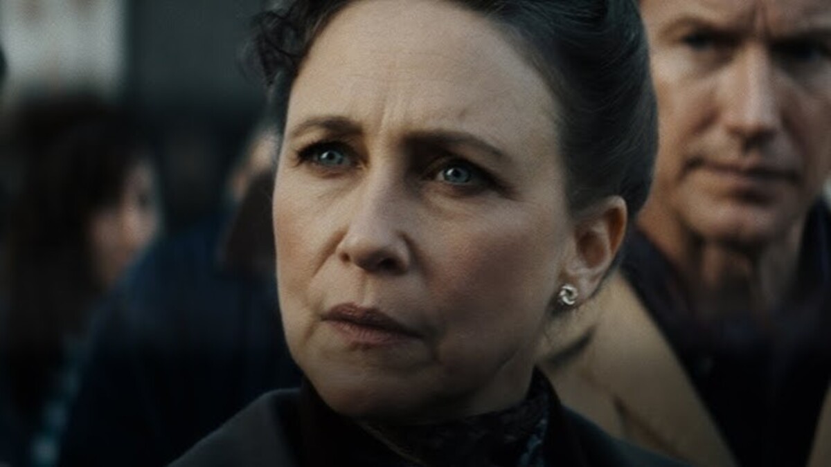 O filme mostra os Warrens já aposentados sendo convocados para investigar um caso sobrenatural envolvendo a família Smurl, da Pensilvânia