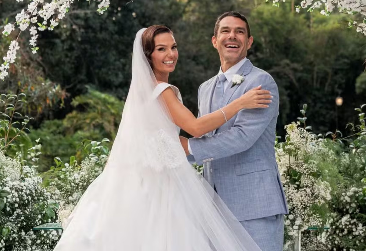 Isis Valverde e Marcus Buaiz se casam no interior de São Paulo