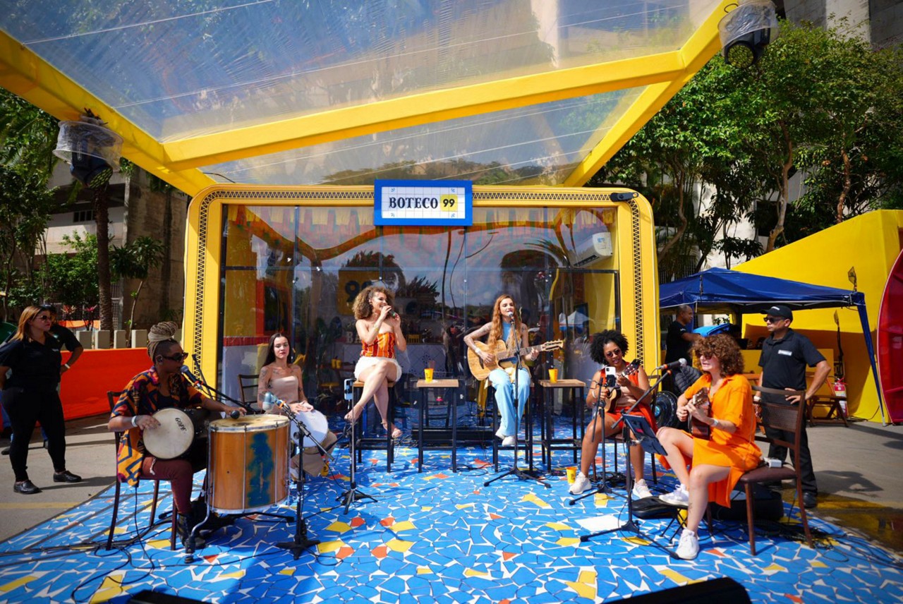 Banda de samba feminino abre show de Ivete Sangalo no Mineirinho